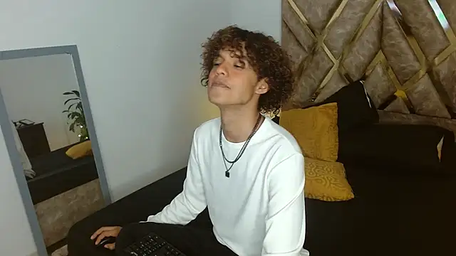 Snapshot of nickolas_moon chatting on January 2025 09:17:02 PM nickolas moon online show from January 2025 09:17:02 PM