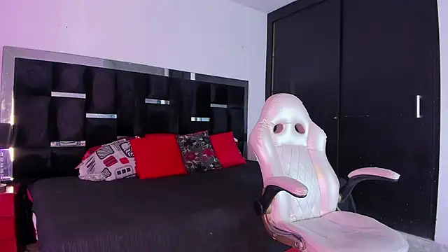 Tasha Sant online show from November 2025 09:13:02 PM