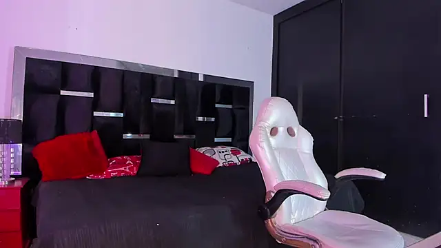 Tasha Sant online show from November 2025 08:16:01 PM