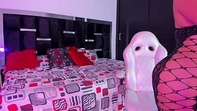 Tasha Sant online show from November 2025 08:07:02 PM