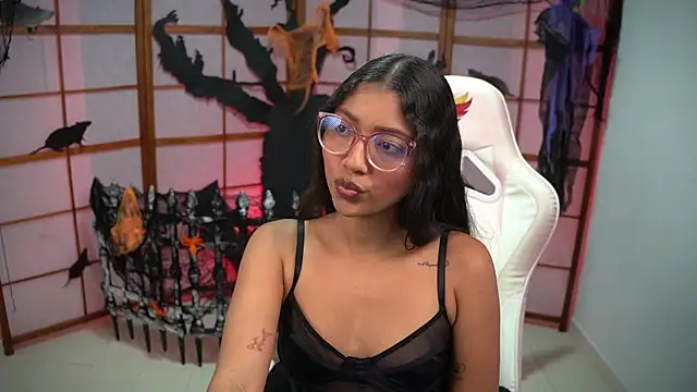 small emilie online show from October 2025 01:12:01 PM