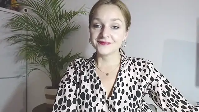 Snapshot of AliciaDesire chatting on December 2025 06:55:02 AM AliciaDesire online show from December 2025 06:55:02 AM