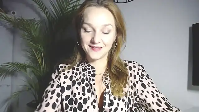 Snapshot of AliciaDesire chatting on December 2025 06:42:02 AM AliciaDesire online show from December 2025 06:42:02 AM