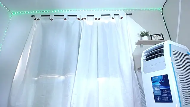 Snapshot of Hillary_queen chatting on January 2025 03:37:02 PM Hillary queen online show from January 2025 03:37:02 PM