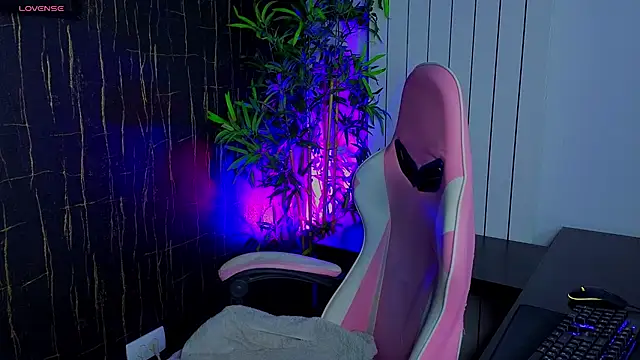 Snapshot of AlyseReuse chatting on November 2025 07:02:02 PM AlyseReuse online show from November 2025 07:02:02 PM