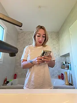 Snapshot of Giuliana_baby chatting on May 2026 06:08:01 AM Giuliana baby online show from May 2026 06:08:01 AM