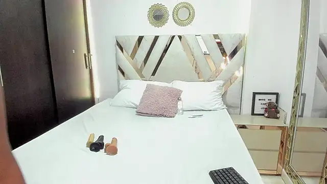 KriisvanyLeroy online show from December 2025 08:17:01 PM