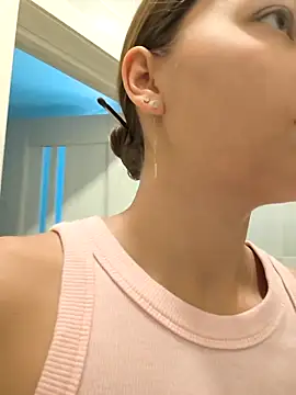 Snapshot of AliceBrayan chatting on September 2025 05:33:01 AM AliceBrayan online show from September 2025 05:33:01 AM