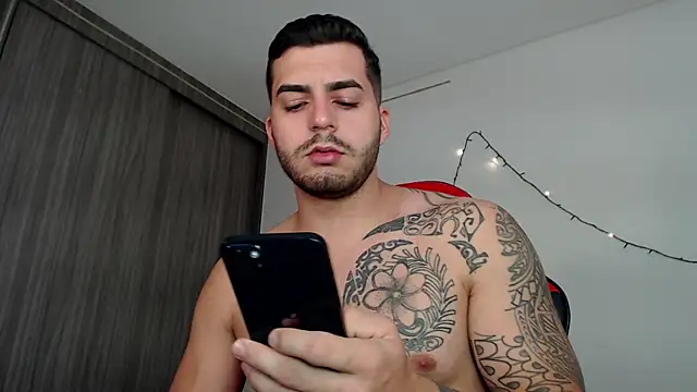 Snapshot of thomas_gun chatting on January 2025 02:15:01 PM thomas gun online show from January 2025 02:15:01 PM