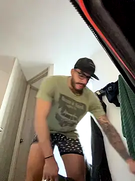 Snapshot of thomas_gun chatting on November 2025 06:04:02 AM thomas gun online show from November 2025 06:04:02 AM