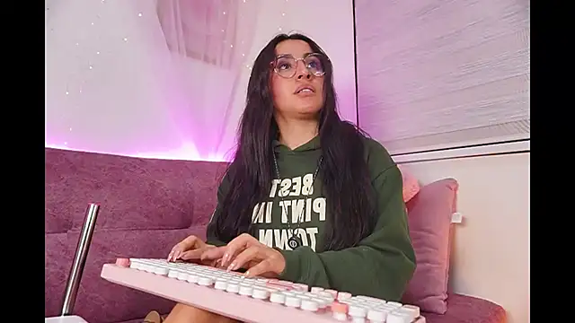 leila petitee  online show from November 2025 02:17:02 PM