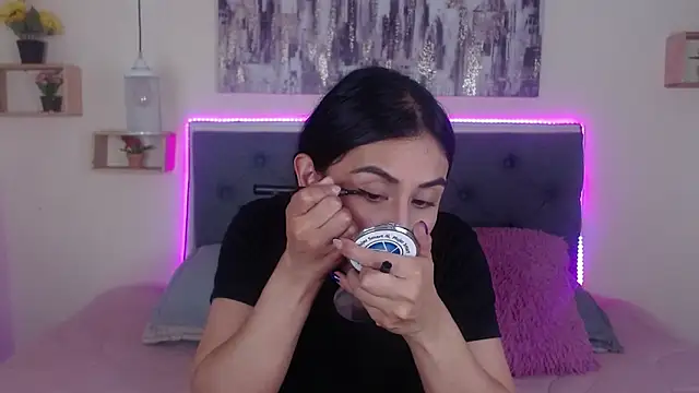 mia aira online show from November 2025 05:46:02 PM