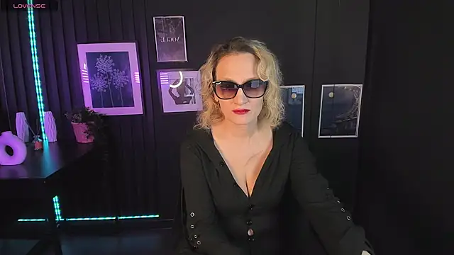 Queen Anna  online show from December 2024 01:22:01 PM