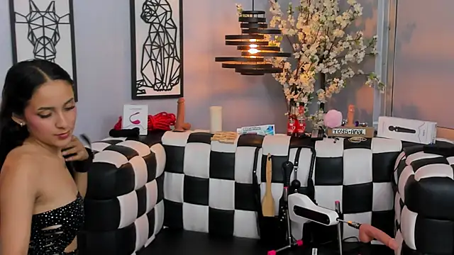 Snapshot of SARAFOXX_ chatting on December 2024 02:47:02 PM SARAFOXX online show from December 2024 02:47:02 PM