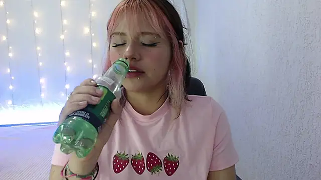 Snapshot of mixie_cute chatting on December 2024 11:25:01 PM mixie cute online show from December 2024 11:25:01 PM