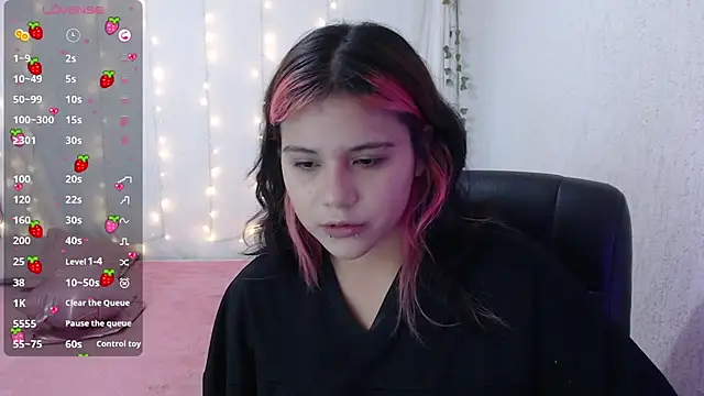 Snapshot of mixie_cute chatting on January 2025 06:32:02 PM mixie cute online show from January 2025 06:32:02 PM