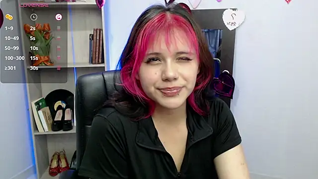 Snapshot of mixie_cute chatting on February 2025 08:14:02 PM mixie cute online show from February 2025 08:14:02 PM