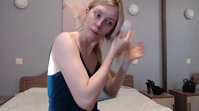 Snapshot of AvelinaLeoni chatting on February 2025 06:37:01 AM AvelinaLeoni online show from February 2025 06:37:01 AM