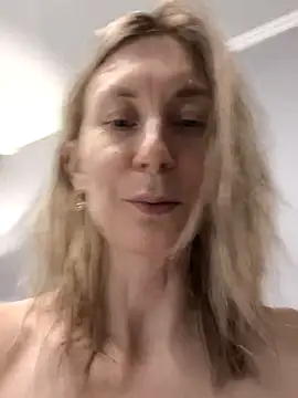 Snapshot of AvelinaLeoni chatting on October 2025 06:46:02 AM AvelinaLeoni online show from October 2025 06:46:02 AM