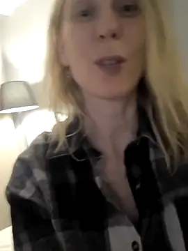 Snapshot of AvelinaLeoni chatting on November 2025 07:07:01 AM AvelinaLeoni online show from November 2025 07:07:01 AM