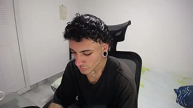 Snapshot of present_the_magic chatting on January 2026 08:14:01 PM present the magic online show from January 2026 08:14:01 PM