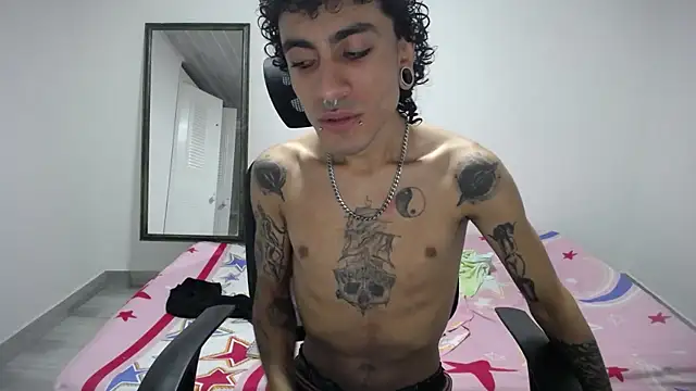 Snapshot of present_the_magic chatting on April 2026 02:50:01 PM present the magic online show from April 2026 02:50:01 PM