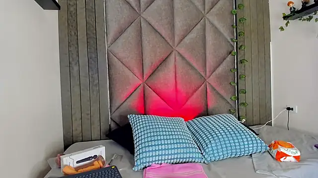 BriaConner  online show from February 2026 03:02:01 AM