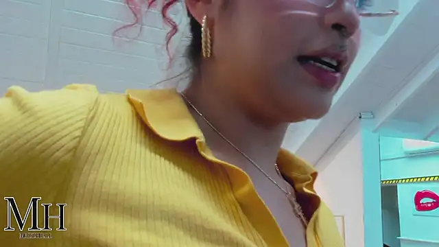 Snapshot of MizzHell chatting on April 2026 03:48:01 AM MizzHell online show from April 2026 03:48:01 AM