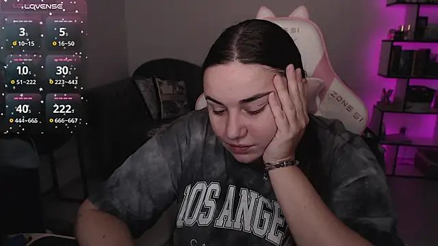 Snapshot of SexyWitch_666 chatting on October 2025 08:37:02 AM SexyWitch 666 online show from October 2025 08:37:02 AM