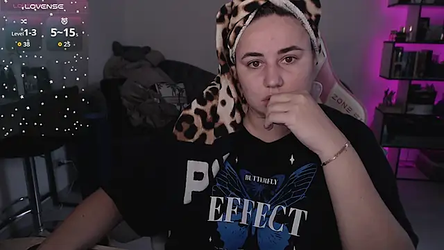 Snapshot of SexyWitch_666 chatting on October 2025 06:43:01 AM SexyWitch 666 online show from October 2025 06:43:01 AM