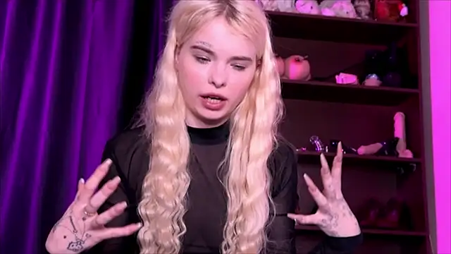 Snapshot of MisssLola chatting on January 2025 05:20:01 PM MisssLola online show from January 2025 05:20:01 PM