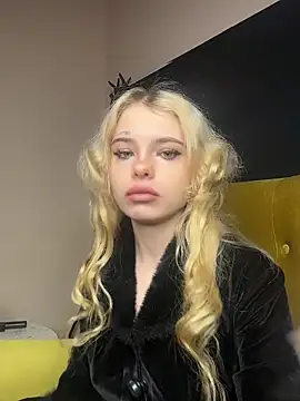 Snapshot of MisssLola chatting on November 2025 12:49:01 PM MisssLola online show from November 2025 12:49:01 PM