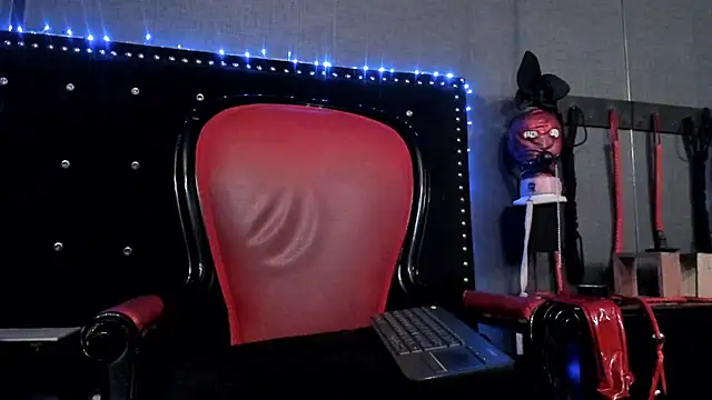 Snapshot of LusstCruella chatting on January 2025 07:06:02 PM LusstCruella online show from January 2025 07:06:02 PM