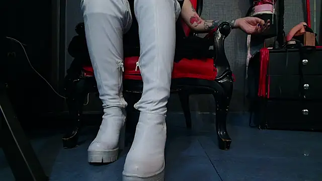 Snapshot of LusstCruella chatting on January 2025 09:39:02 PM LusstCruella online show from January 2025 09:39:02 PM