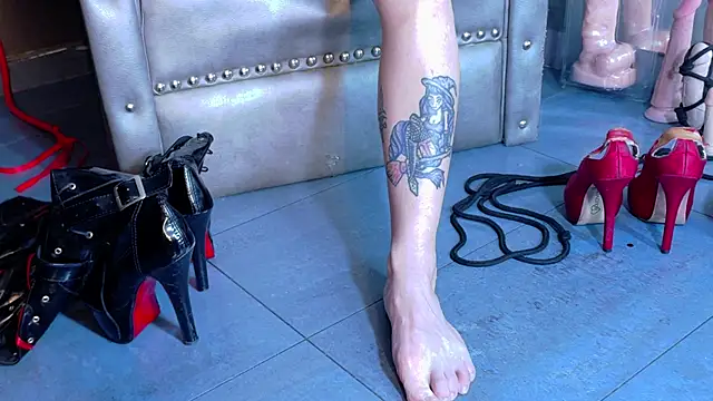 Snapshot of LusstCruella chatting on November 2025 07:25:02 PM LusstCruella online show from November 2025 07:25:02 PM