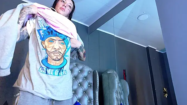 Snapshot of LusstCruella chatting on November 2025 10:12:01 PM LusstCruella online show from November 2025 10:12:01 PM