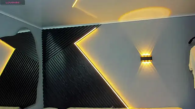 Laia and Aloby online show from April 2026 10:09:02 PM