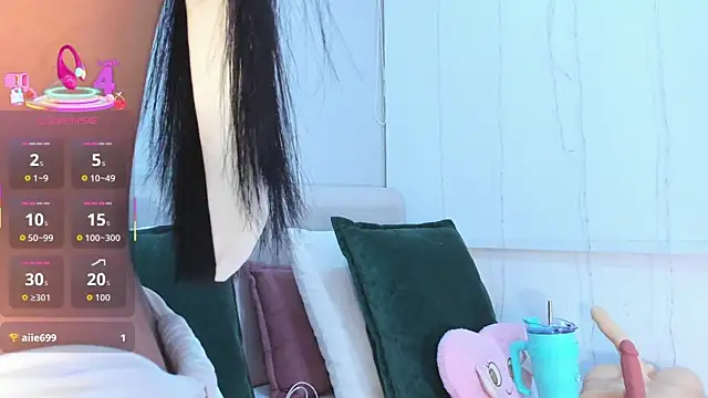 Isaa Queen online show from October 2025 07:44:02 PM