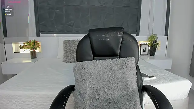 SaraGomez1 online show from April 2026 02:18:01 PM