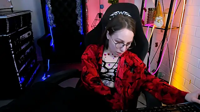 Snapshot of AphexQueen chatting on December 2024 09:20:02 PM AphexQueen online show from December 2024 09:20:02 PM