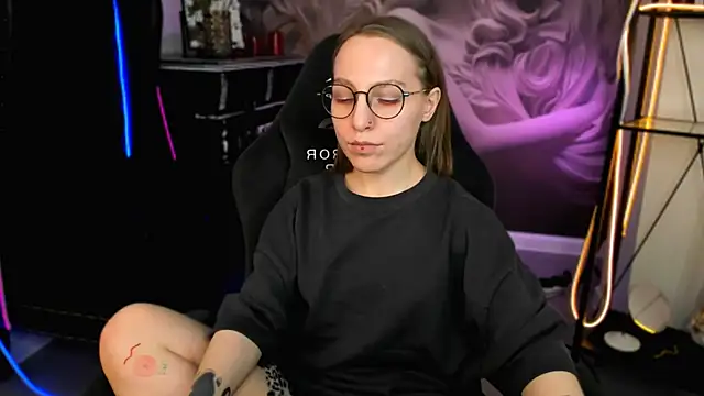 Snapshot of AphexQueen chatting on February 2025 04:09:02 PM AphexQueen online show from February 2025 04:09:02 PM