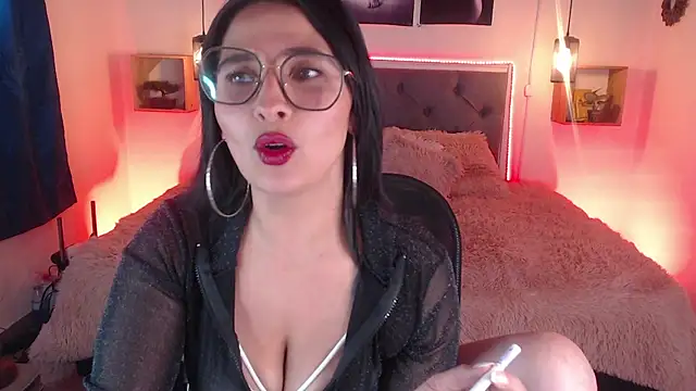 Snapshot of emily_leinner chatting on October 2025 03:10:01 PM emily leinner online show from October 2025 03:10:01 PM