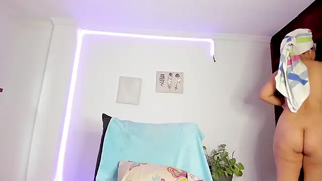 Snapshot of anniesweet- chatting on November 2025 01:43:01 PM anniesweet- online show from November 2025 01:43:01 PM