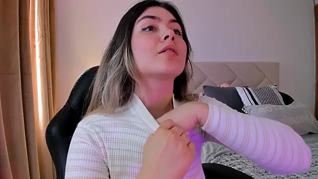 Lau Bee online show from December 2024 06:49:01 PM