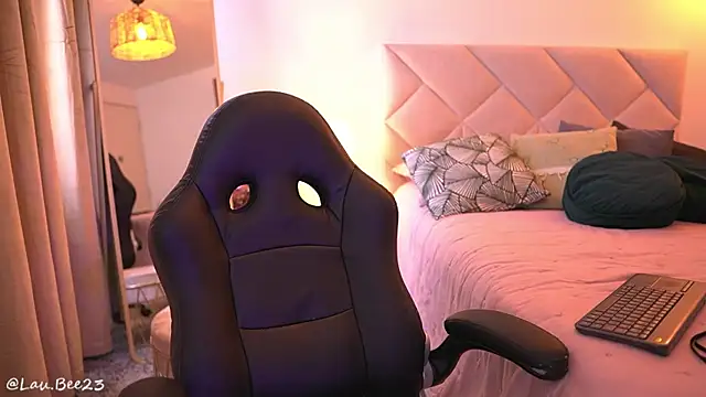 Lau Bee online show from September 2025 06:08:01 PM