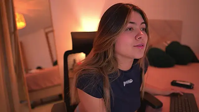 Lau Bee online show from April 2026 07:36:01 PM