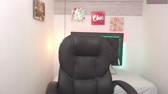 Snapshot of Nahomi-Hill chatting on January 2025 09:04:02 PM Nahomi-Hill online show from January 2025 09:04:02 PM