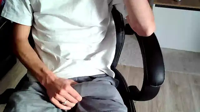 Snapshot of ElViko11 chatting on October 2025 01:48:02 PM ElViko11 online show from October 2025 01:48:02 PM