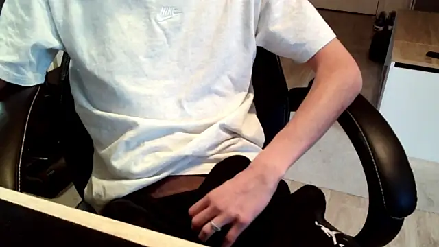 Snapshot of ElViko11 chatting on October 2025 08:38:01 AM ElViko11 online show from October 2025 08:38:01 AM