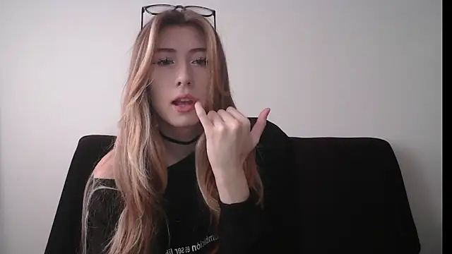 ErikaShyy online show from October 2025 10:07:01 AM